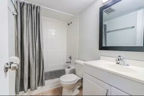Hair dryer, towels, soap, toilet paper - Hyde Park Modern 1 Bedroom – Walk to Everything! (Tampa)