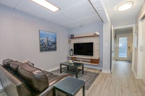 Living area - Hyde Park Modern 1 Bedroom – Walk to Everything! (Tampa)