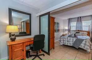 1 bedroom, iron/ironing board, WiFi, bed sheets - Hyde Park Modern 1 Bedroom – Walk to Everything! (Tampa)