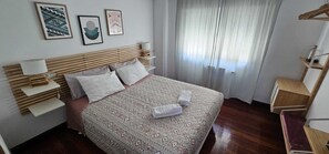 Apartment, Patio, Courtyard View | Peti besi dalam bilik, langsir/tirai gelap terus, Wi-fi percuma 