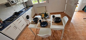 Apartamento, patio, vistas al patio | Cocina privada | Utensilios de cocina