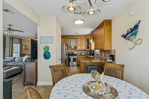 Interior - The Salty Spritz, Navarre Beach (Navarre)