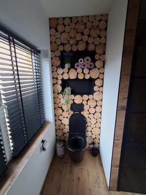 Douche, séchoir à cheveux, serviettes fournies, papier de toilette