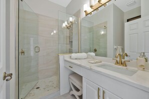 Shower, hair dryer, towels, soap - Spacious 3-bedroom condo within the main gate of Miromar Lakes (Miromar Lakes)