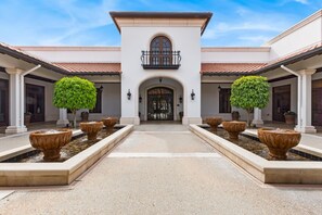 Exterior - Spacious 3-bedroom condo within the main gate of Miromar Lakes (Miromar Lakes)