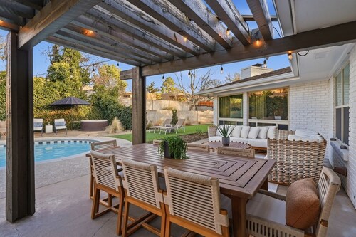 Resort Style 5-bedroom house with Heated Pool and Hot Tub in the Foothills