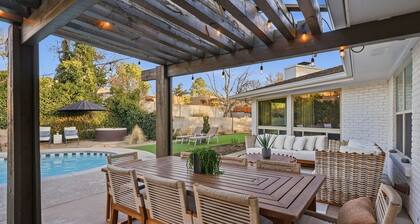 Resort Style 5-bedroom house with Heated Pool and Hot Tub in the Foothills