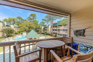 Outdoor dining - Coastal Confessions - Poolside - Walk to Beach (Hilton Head Island)