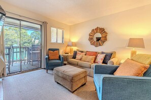 TV, offices - Coastal Confessions - Poolside - Walk to Beach (Hilton Head Island)