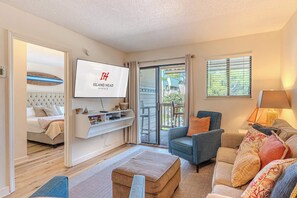 Desk, WiFi - Coastal Confessions - Poolside - Walk to Beach (Hilton Head Island)