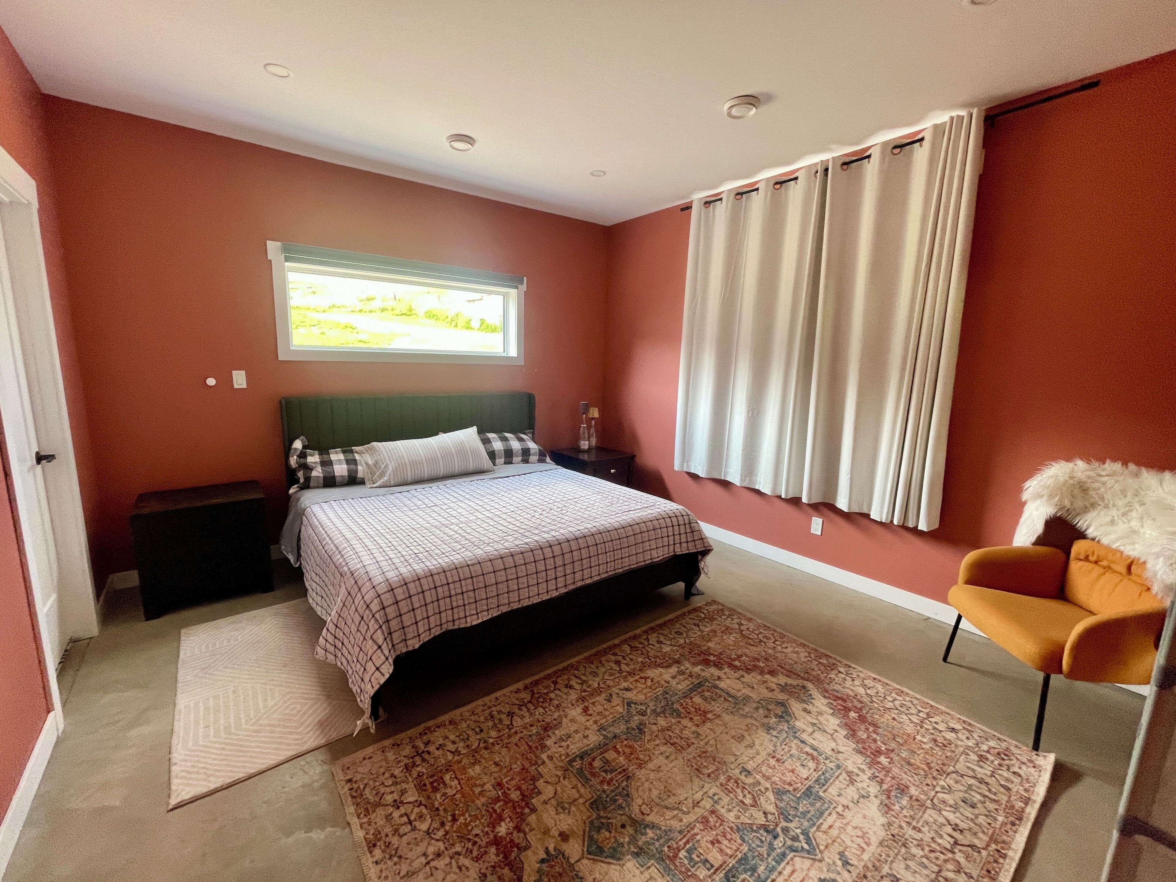 3 slaapkamers, een bureau, een strijkplank/strijkijzer, reisbedje