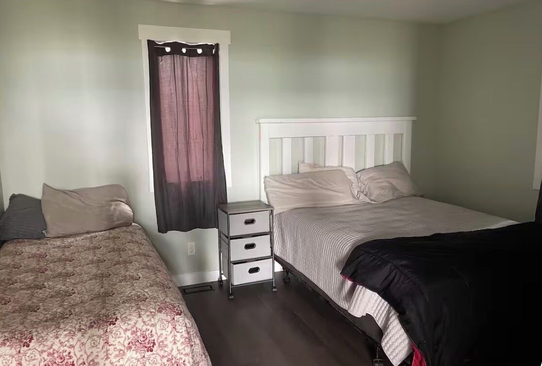 3 bedrooms, desk, iron/ironing board, travel crib