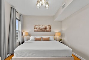 8 bedrooms, iron/ironing board, WiFi, bed sheets - 8BR Near Downtown Boston Private Driveway Parking & 1-Min Walk to Train (Boston)