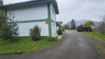 Familie appartement, terras, uitzicht op de binnenplaats | Terrein van de accommodatie