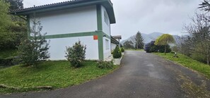 Familjelägenhet - uteplats - utsikt mot innergården | Boendeområde