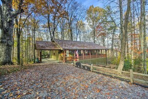 Exterior - Private, Hot Tub, Screened porch, Peaceful 2 acres, Country Bear Retreat (Sevierville)