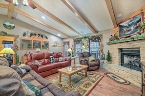 Smart TV, fireplace, DVD player, stereo - Private, Hot Tub, Screened porch, Peaceful 2 acres, Country Bear Retreat (Sevierville)