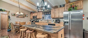 Private, Hot Tub, Screened porch, Peaceful 2 acres, Country Bear Retreat