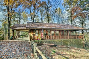 Exterior - Private, Hot Tub, Screened porch, Peaceful 2 acres, Country Bear Retreat (Sevierville)