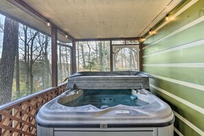 Outdoor spa tub - Private, Hot Tub, Screened porch, Peaceful 2 acres, Country Bear Retreat (Sevierville)