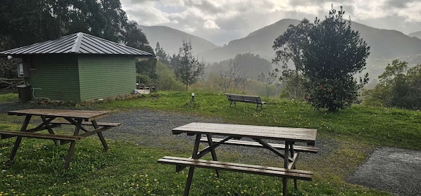 Appartamento familiare, vista giardino | Ristorazione all'aperto