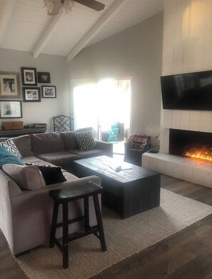 Unclassified image, 5 of 11, button - Beach House. 800ft to the Beach and 45 min drive to LA.World Cup/Olympics. 3/2 (Newport Beach)