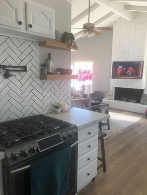 Microwave, oven, stovetop, dishwasher - Beach House. 800ft to the Beach and 45 min drive to LA.World Cup/Olympics. 3/2 (Newport Beach)