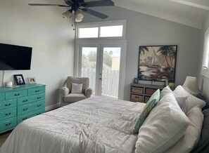 Unclassified image, 3 of 11, button - Beach House. 800ft to the Beach and 45 min drive to LA.World Cup/Olympics. 3/2 (Newport Beach)