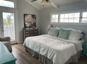 Unclassified image, 4 of 11, button - Beach House. 800ft to the Beach and 45 min drive to LA.World Cup/Olympics. 3/2 (Newport Beach)