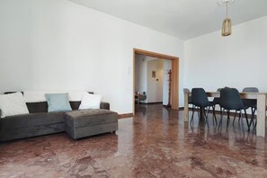 Living area - 2-bedroom seafront apartment in Rethymno city center - 50m from the beach! (Rethymno)
