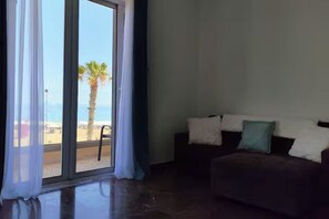 Living area - 2-bedroom seafront apartment in Rethymno city center - 50m from the beach! (Rethymno)
