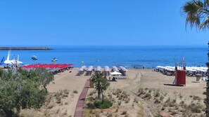 Beach - 2-bedroom seafront apartment in Rethymno city center - 50m from the beach! (Rethymno)