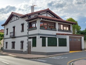 Vista frontal de la propiedad