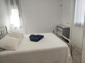 Family Quadruple Room, Kitchen B | 筆電工作空間、遮光布/窗簾、隔音、熨斗/熨衣板