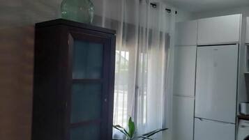 Family Quadruple Room, Kitchen | Tempat makan