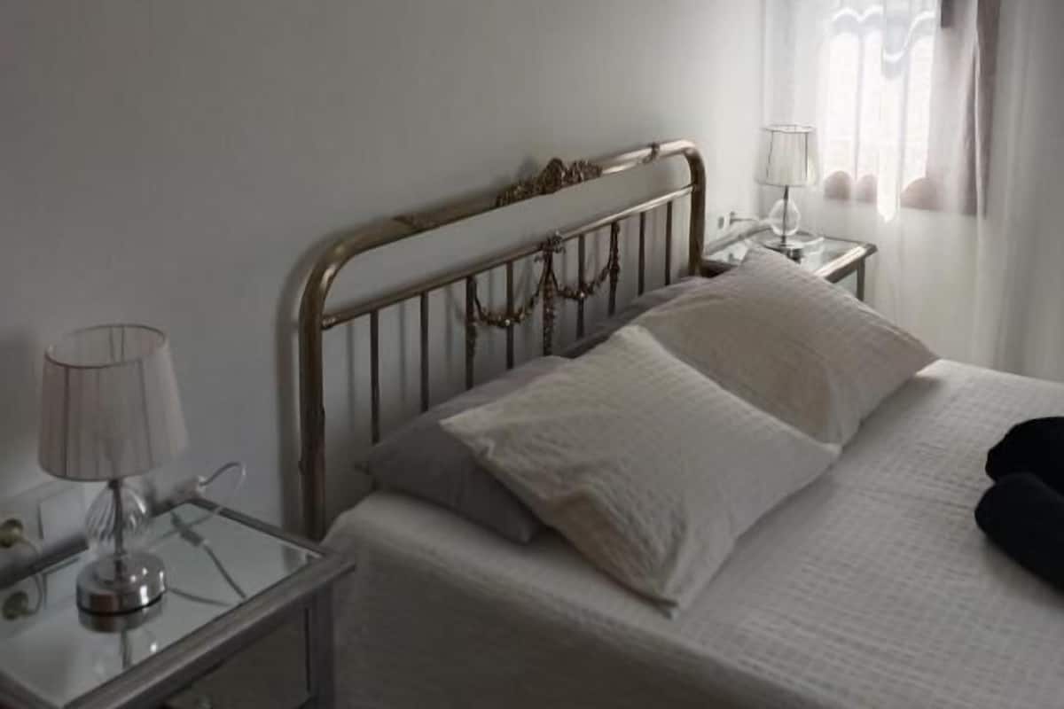 Family Quadruple Room, Kitchen B | 筆電工作空間、遮光布/窗簾、隔音、熨斗/熨衣板