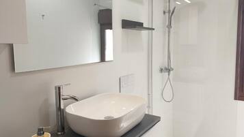 Family Quadruple Room, Kitchen | Bilik Mandi