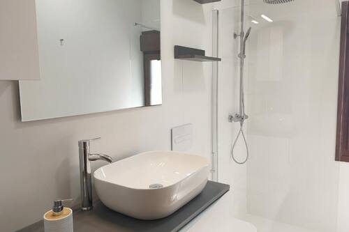 Family Quadruple Room, Kitchen B | Baño | Secadora de cabello, toallas, jabón, shampoo