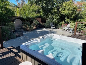Outdoor spa tub - Suburban Luxury with Urban Access in Walnut Creek (Walnut Creek)
