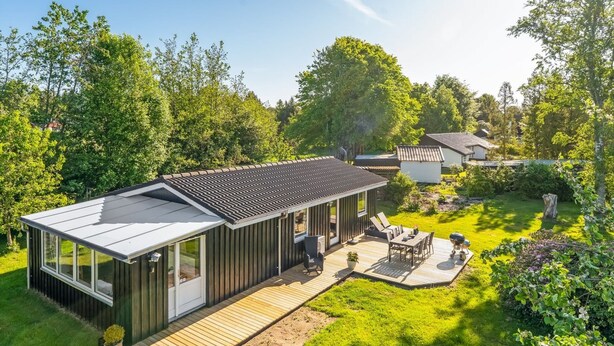 Een moderne woning met terras, patio en tuin.