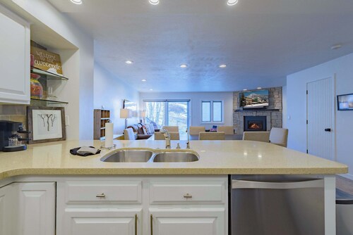 Avocondo, remodeled ski in/ski out condo, hot tub