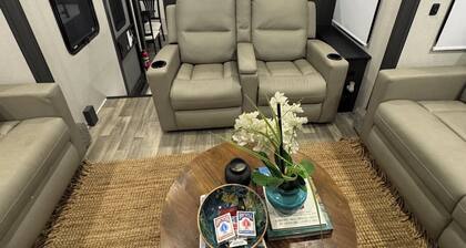The Cozy Camper. Peaceful 1-bedroom campground with AC in charming Hahira