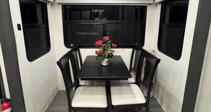 The Cozy Camper. Peaceful 1-bedroom campground with AC in charming Hahira