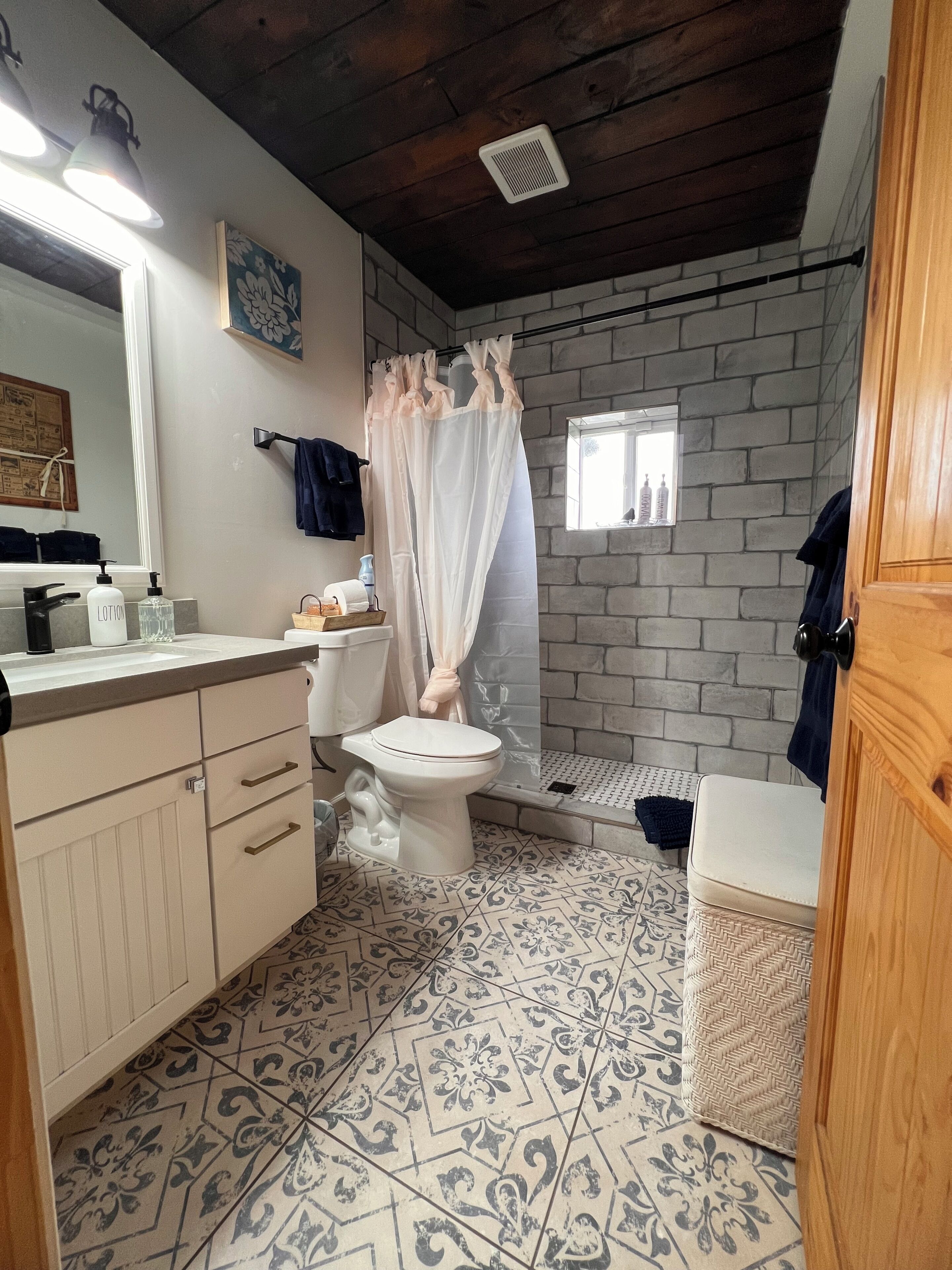 Douche, sèche-cheveux, serviettes fournies, savon