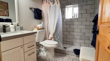 Douche, sèche-cheveux, serviettes fournies, savon