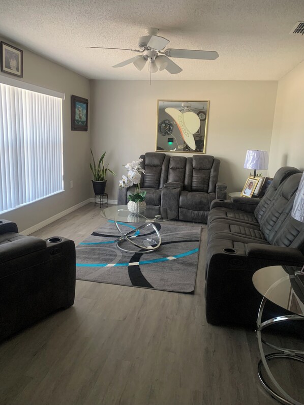Living area - Occupied private 3/2 split plan quite home with 2/1 available in sunny Orlando (Orlando)