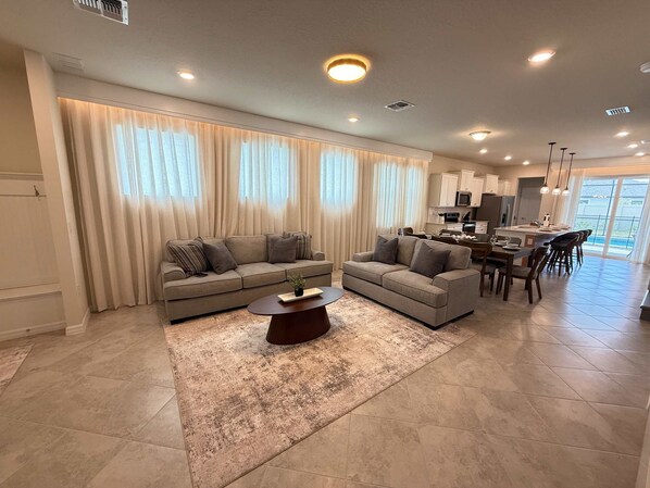 TV - Brand New 5Br-5.5Bath -Private Pool Windsor Cay (Clermont)