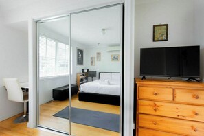 Iron/ironing board, Internet, bed sheets - Cozy 1BDR Apartment in Leafy Hawthorn (Hawthorn)