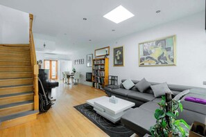 TV, offices - Cozy 1BDR Apartment in Leafy Hawthorn (Hawthorn)