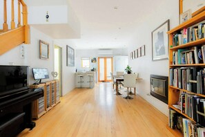 Interior - Cozy 1BDR Apartment in Leafy Hawthorn (Hawthorn)
